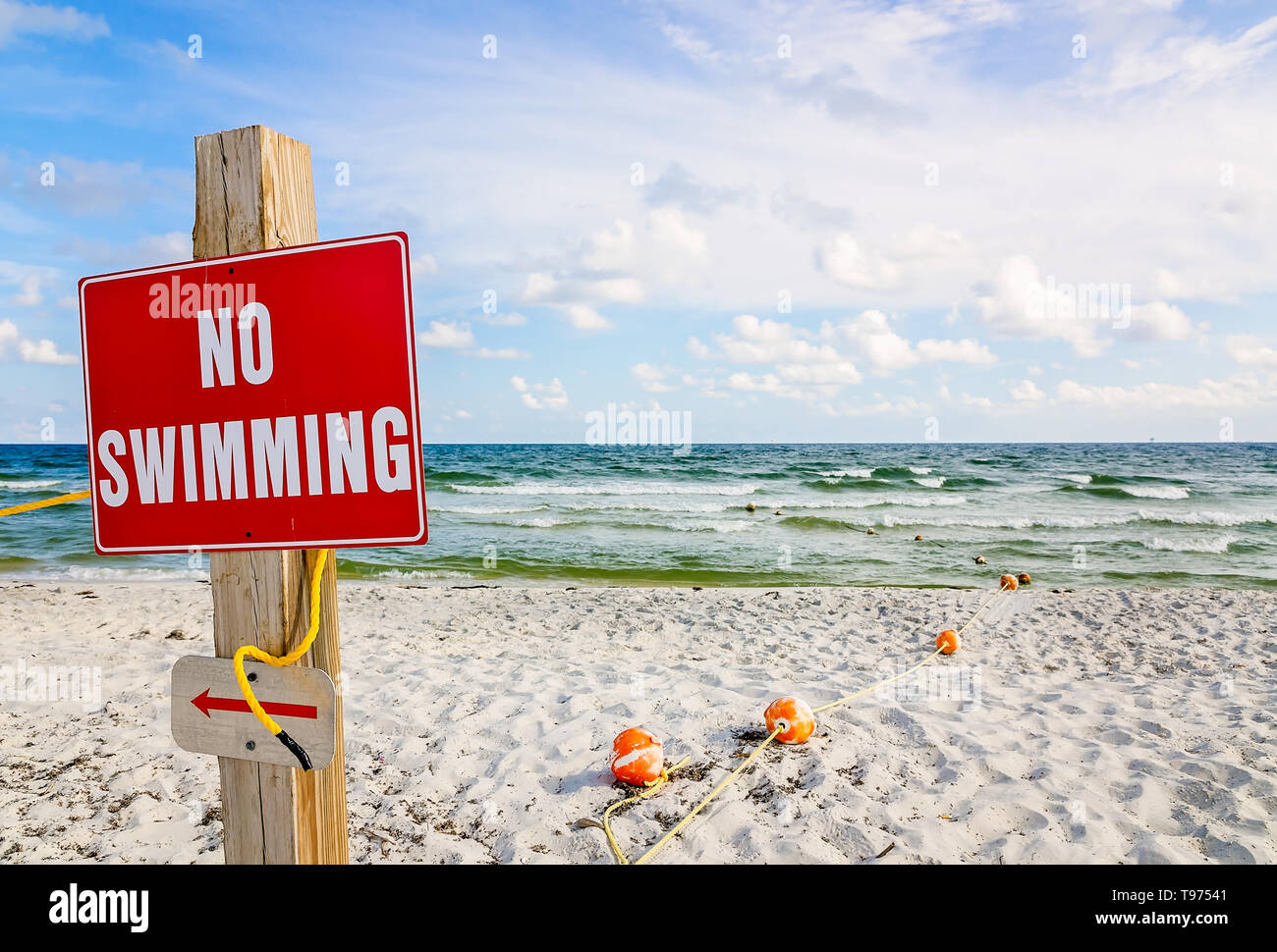 Un "no nuoto" segno avverte i visitatori a rimanere fuori dell'acqua dovuta a ruvida surf, Giugno 8, 2015, in Dauphin Island, Alabama. Foto Stock