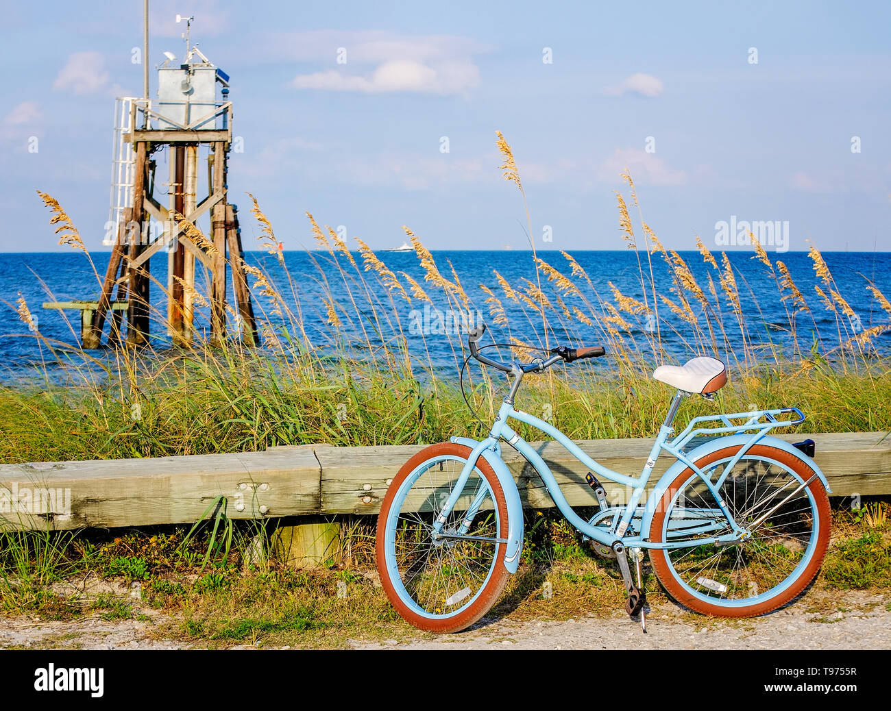 Una regata Huffy donna a tre velocità è di biciclette parcheggiate lungo la spiaggia, Ottobre 31, 2018 in Dauphin Island, Alabama. Foto Stock