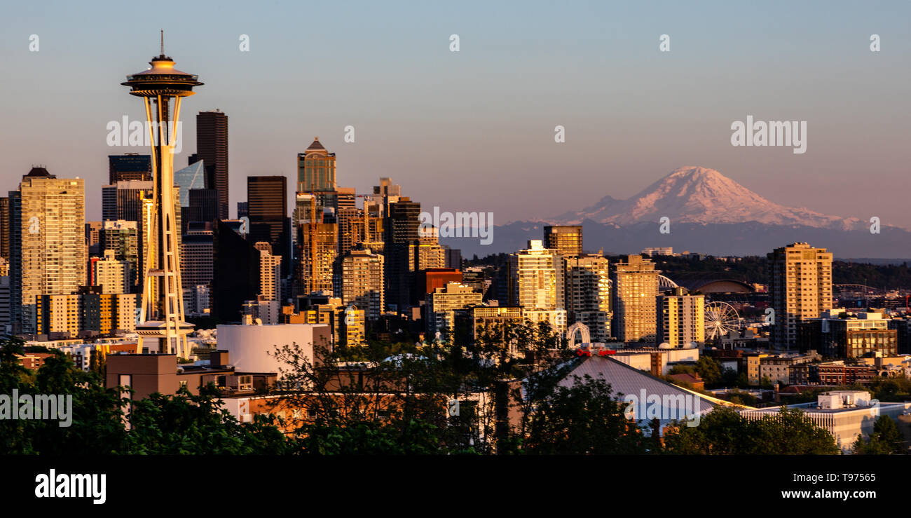 Lo skyline di Seattle con lo Space Needle e vista di Mt. Rainier, Washington Foto Stock