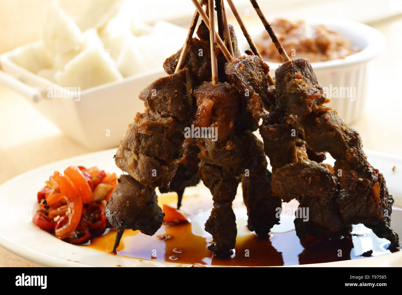 Saté Sate pollo agnello inclinazione con Ketupat o torta di riso indonesiano cibo tradizionale Foto Stock