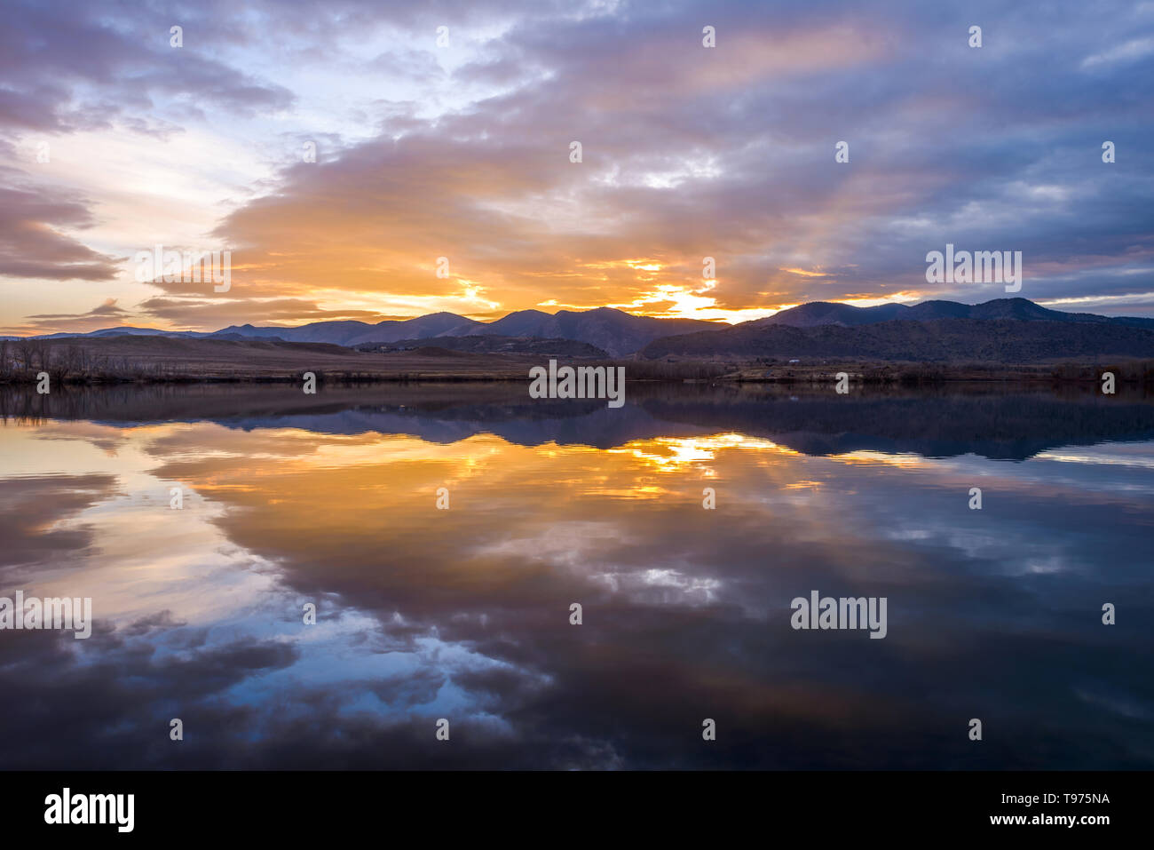 Tramonto sul lago di montagna - inverno colorato tramonto a Bear Creek Lake, Denver-Lakewood, Colorado, Stati Uniti d'America. Foto Stock