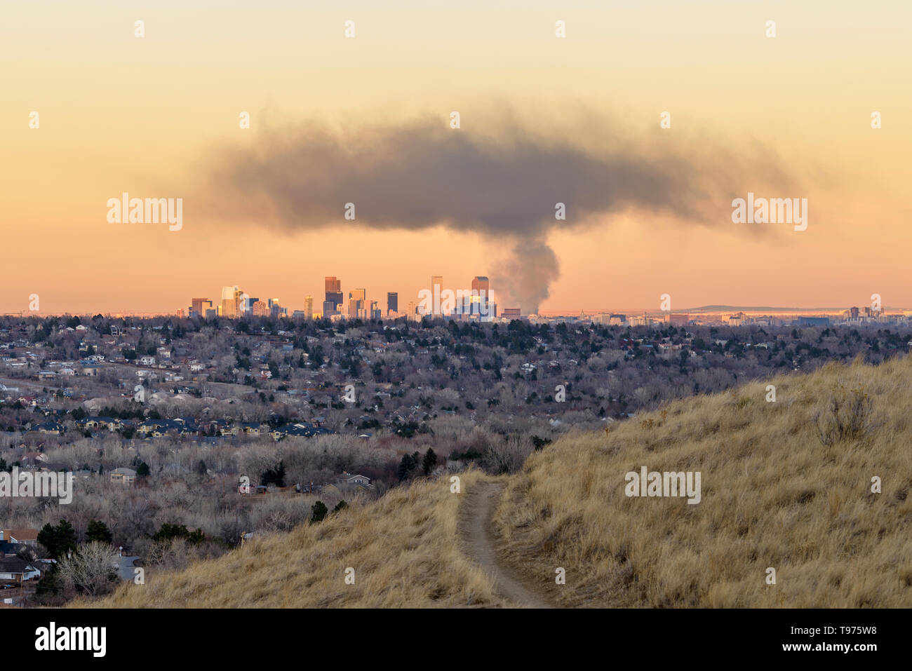 Nuvola di fumo in bilico sopra il centro cittadino di Denver - un enorme spessa nube di fumo nero passando sopra la città di skyline serale, Colorado, Stati Uniti d'America. Foto Stock