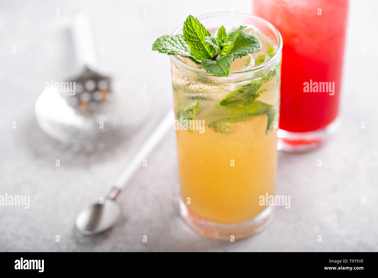 Il Mojito e la brezza di mare cocktail Foto Stock
