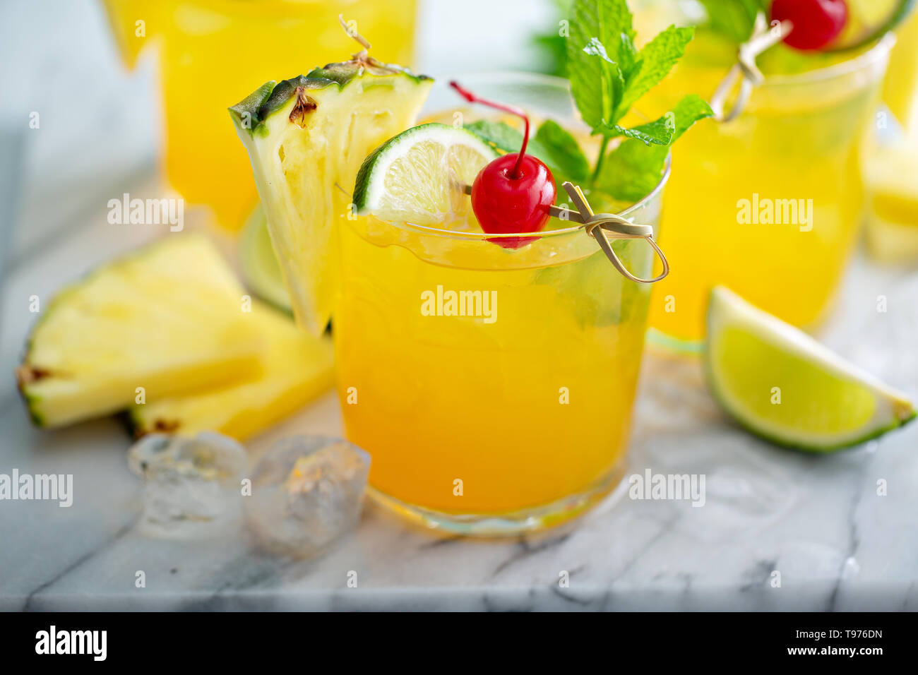 Estivo rinfrescante ananas cocktail di rum Foto Stock