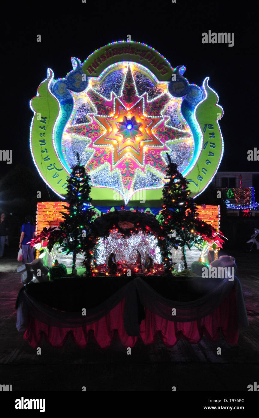 SAKON NAKHON, Thailandia - Dic 23, 2018 :il Natale con la stella sfolgorante sfilata in parata di stelle di Natale Festival al divieto Ta Rae Foto Stock