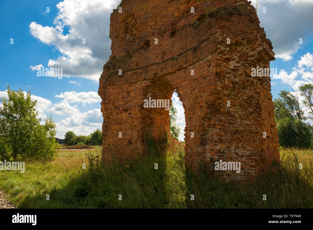 Muravyevskie caserma. La parete del complesso in rovina di un insediamento militare del conte A. A. Arakceev. Il complesso fu costruito 1818-1825. Situato in t Foto Stock