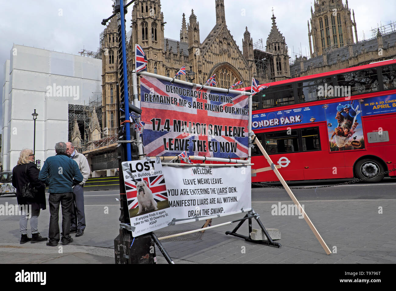 Brexit uscenti Brexiteers sostenitori banner nella strada fuori le case del parlamento di Westminster Londra Inghilterra KATHY DEWITT Foto Stock