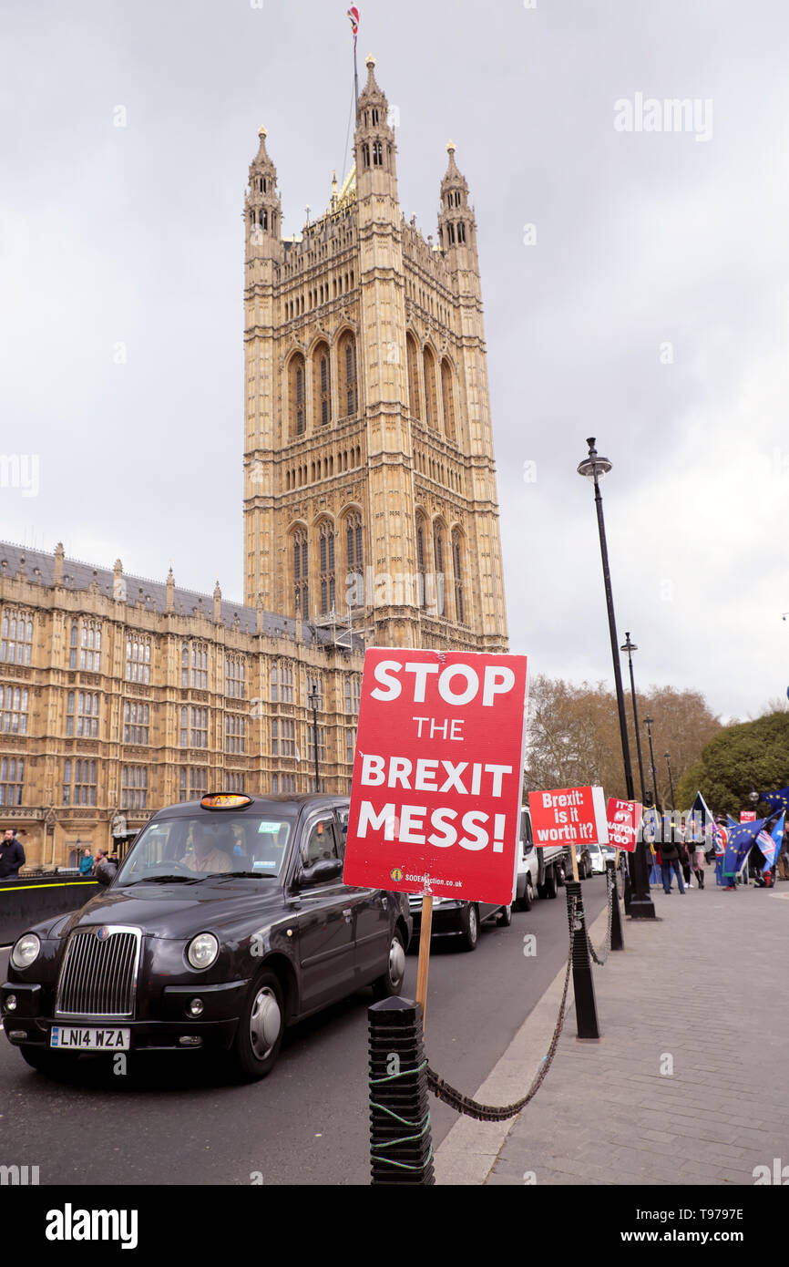 Arrestare il pasticcio Brexit targhetta poster fuori le case del Parlamento nella City of Westminster Londra Inghilterra KATHY DEWITT Foto Stock