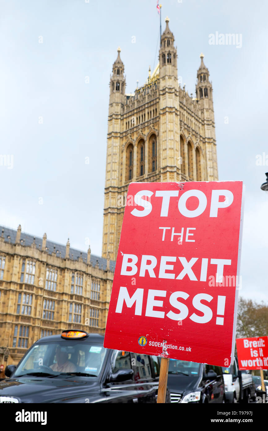 Arrestare il pasticcio Brexit SODEM azione targhetta poster fuori le case del Parlamento nella City of Westminster Londra Inghilterra KATHY DEWITT Foto Stock