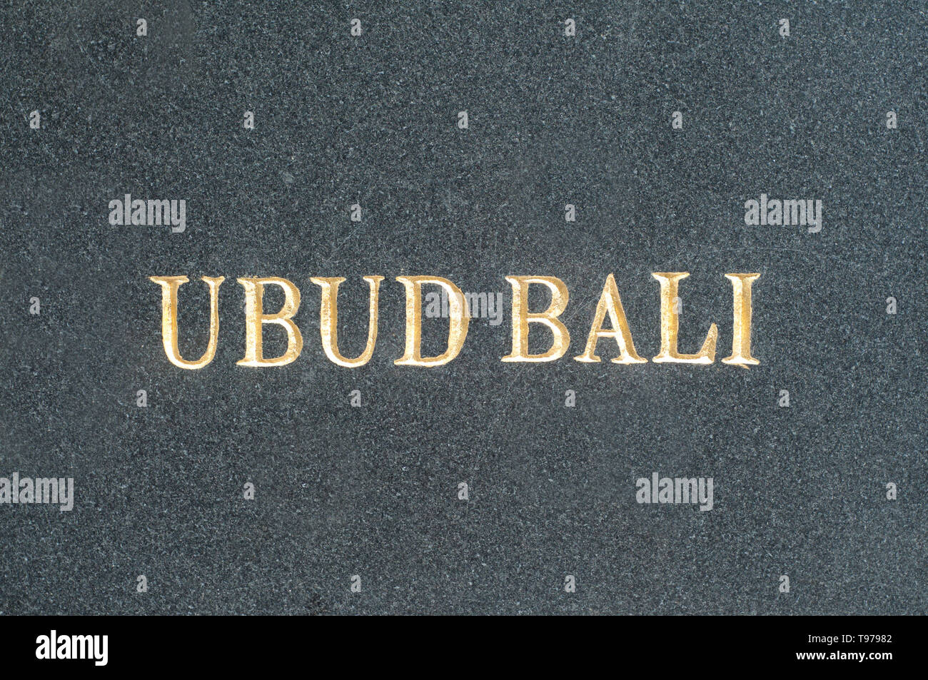 Ubud-Bali dorato iscrizione su di un nero lastra di marmo si trova nel centro di Ubud, Bali, Indonesia Foto Stock