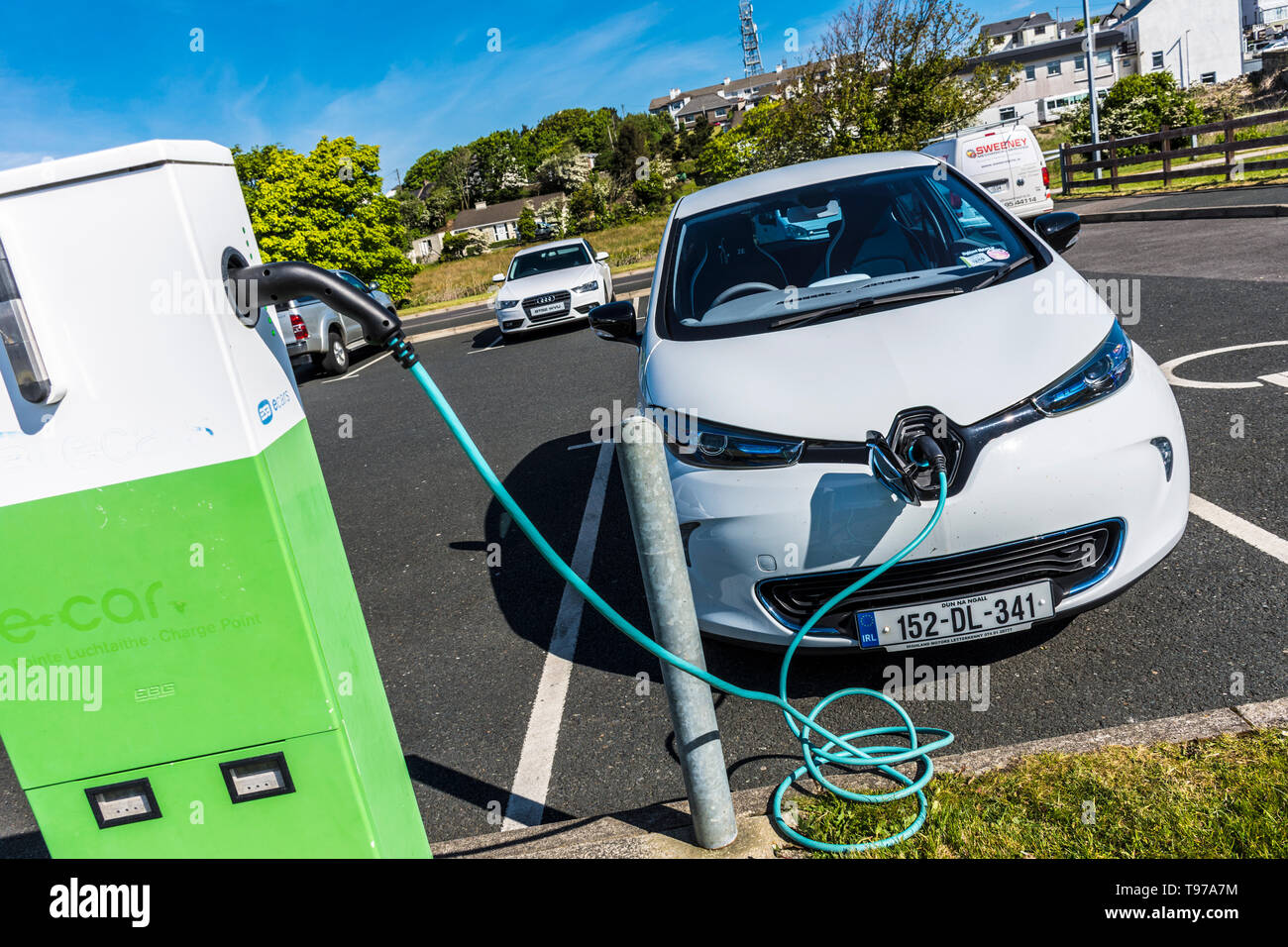 Auto elettrica punto di carica esb e-auto in Dungloe, County Donegal, Irlanda. Foto Stock