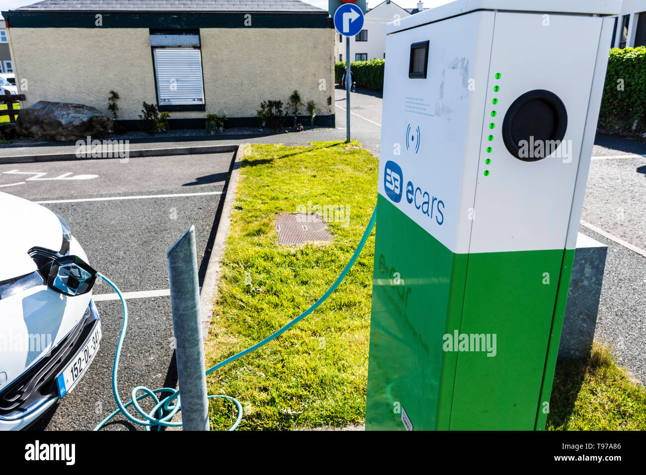 Auto elettrica punto di carica esb e-auto in Dungloe, County Donegal, Irlanda. Foto Stock