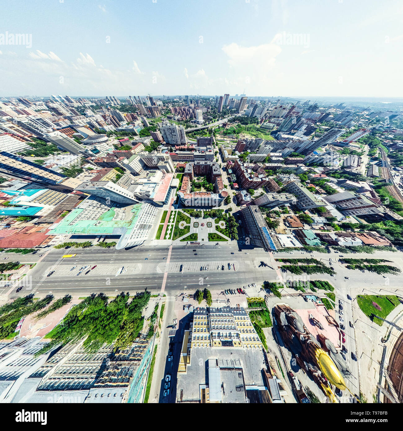 Antenna vista città con incroci e strade, case, edifici, parchi e parcheggi. Estiva soleggiata immagine panoramica Foto Stock