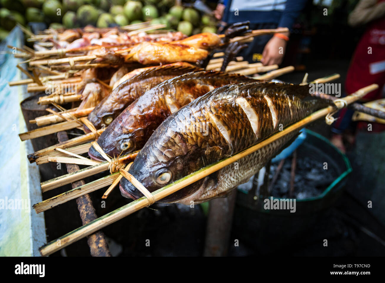 Arrosto di spiedini di pesce - Laos stile. Grigliate di pesce è sul bancone di un negozio di strada. Cucina di strada in Asia. Laos. Foto Stock