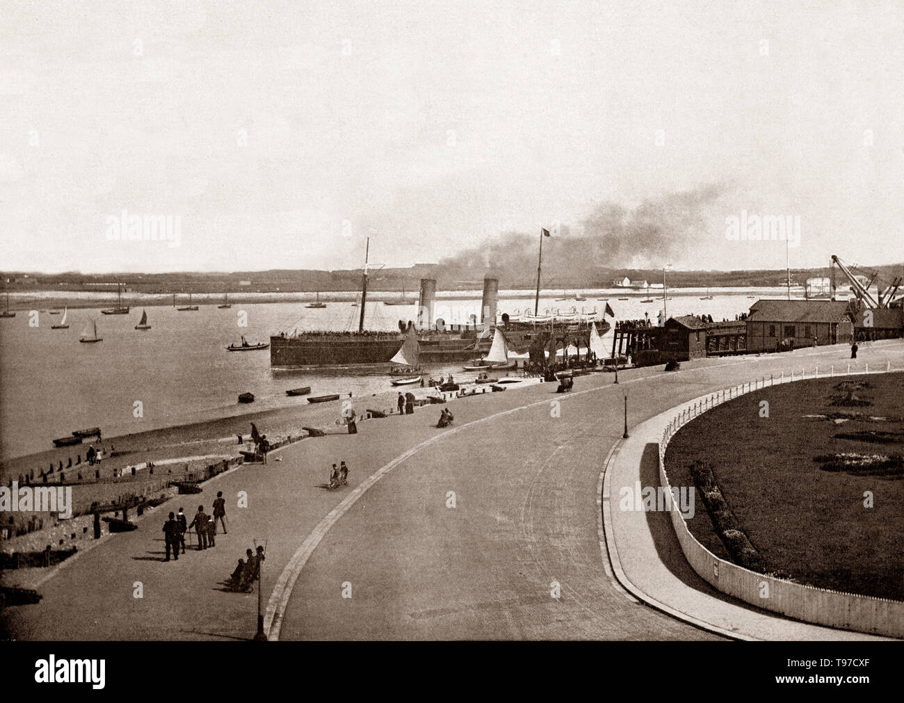 Un palazzo di fine ottocento vista del battello a vapore 'Mona regina dell' lasciando per l'Isola di Man. Fleetwood è una città costiera in Lancashire, Inghilterra, all'angolo nord-ovest della Fylde. La città notevolmente ampliata con la crescita del settore della pesca e di traghetti passeggeri all' Isola di Man, per diventare una pesca di altura porta. Foto Stock