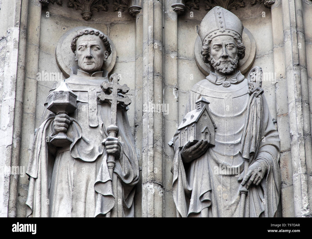 Facciate ornate con figure a Onze-Lieve-Vrouwekathedraal, Grote Markt, nel centro storico di Anversa, nelle Fiandre, in Belgio, Europa Foto Stock