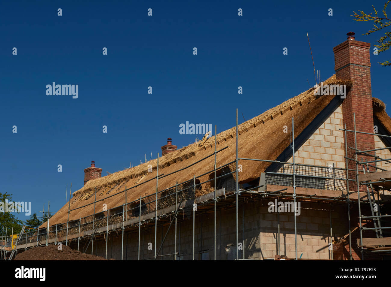 Inglese tetto di paglia in costruzione contro un cielo azzurro vicino a Stoke-on-Trent, England, Regno Unito, Europa Foto Stock