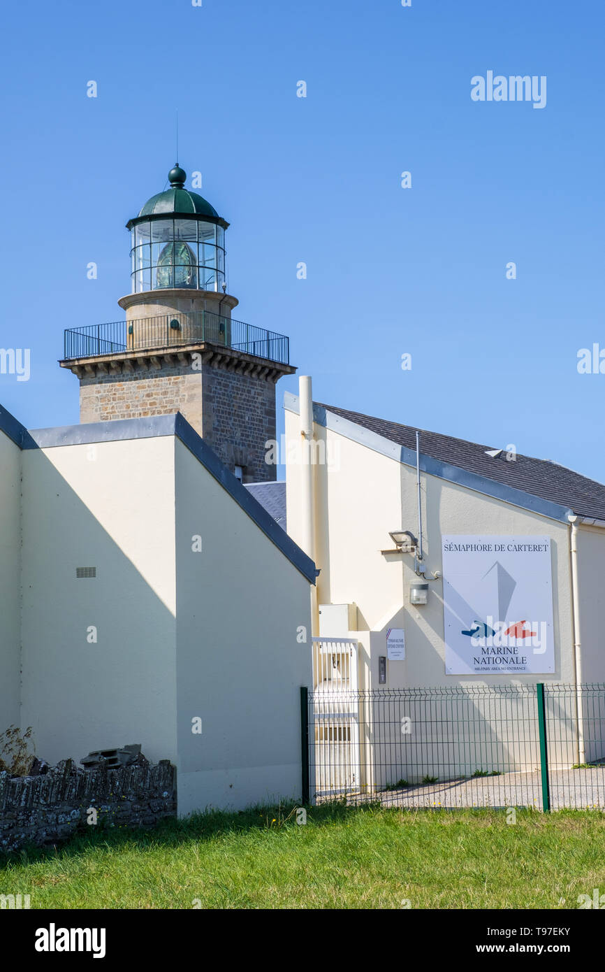 La Normandia, Francia - 25 agosto 2018: Il faro e la radio-stazione di comunicazione della marina francese. Barneville-Carteret, Normandia, Francia Foto Stock