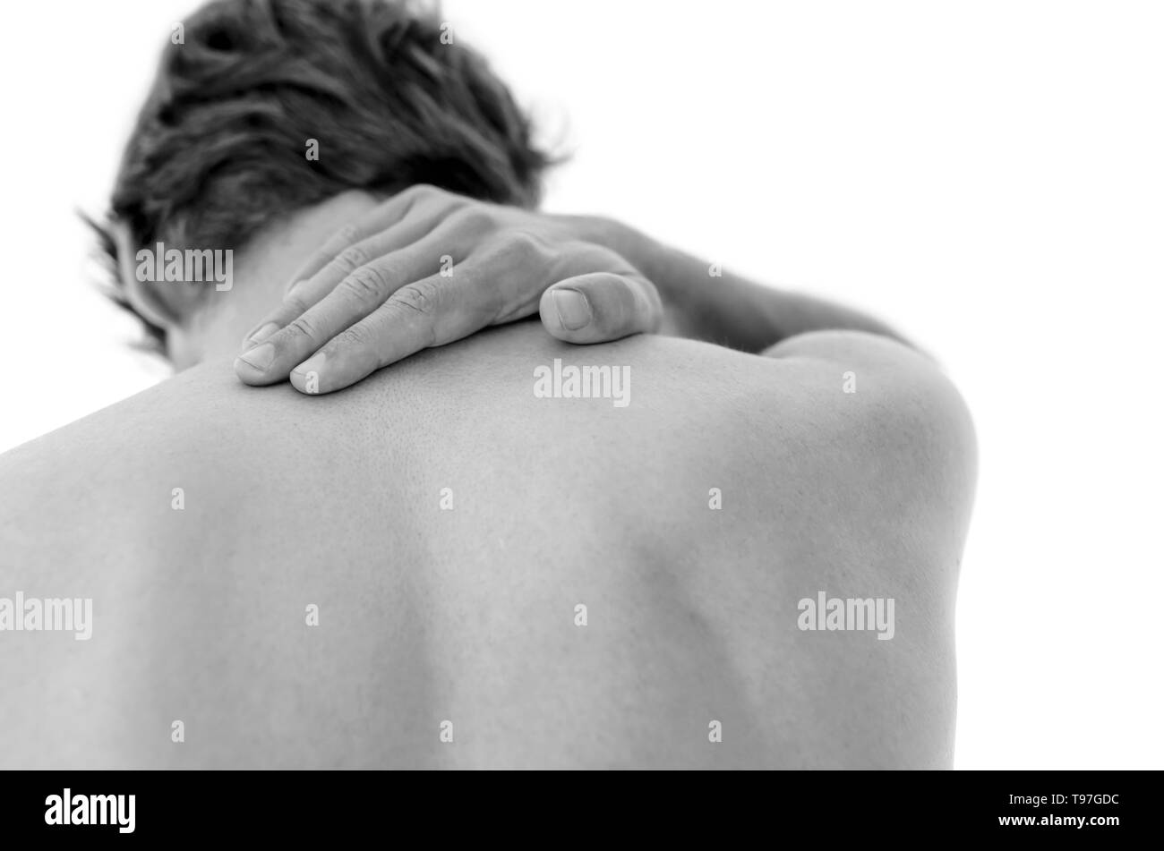 Dettaglio di un uomo che soffre di dolori al collo. Isolato su sfondo bianco. Foto Stock
