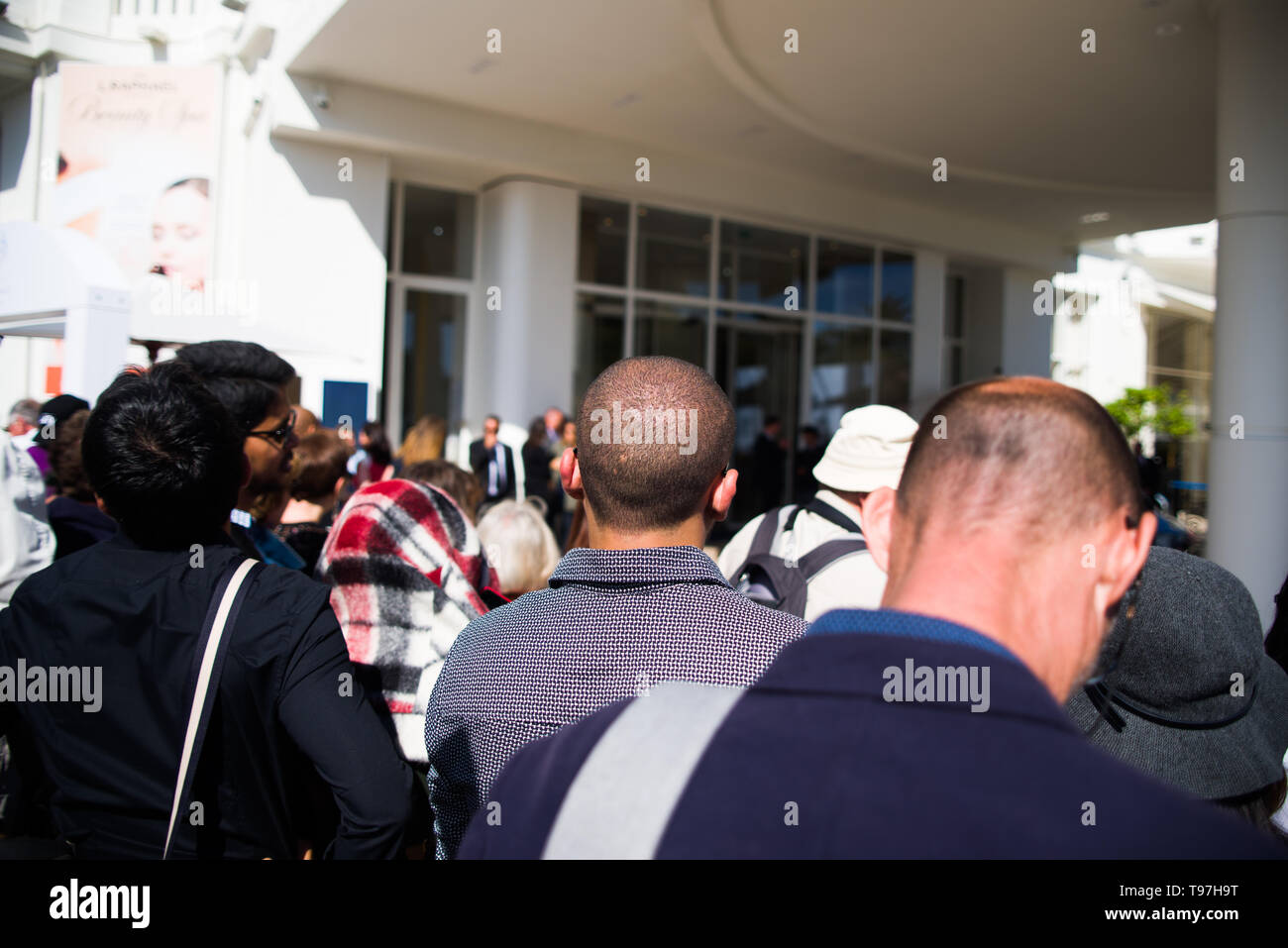CANNES,FRANCIA-MAGGIO,16,2019:ventola trascorrere ore di attesa per scorgere alcune celebrità al di fuori dell'hotel Martinez, il numero un albergo a Cannes per celebri Foto Stock