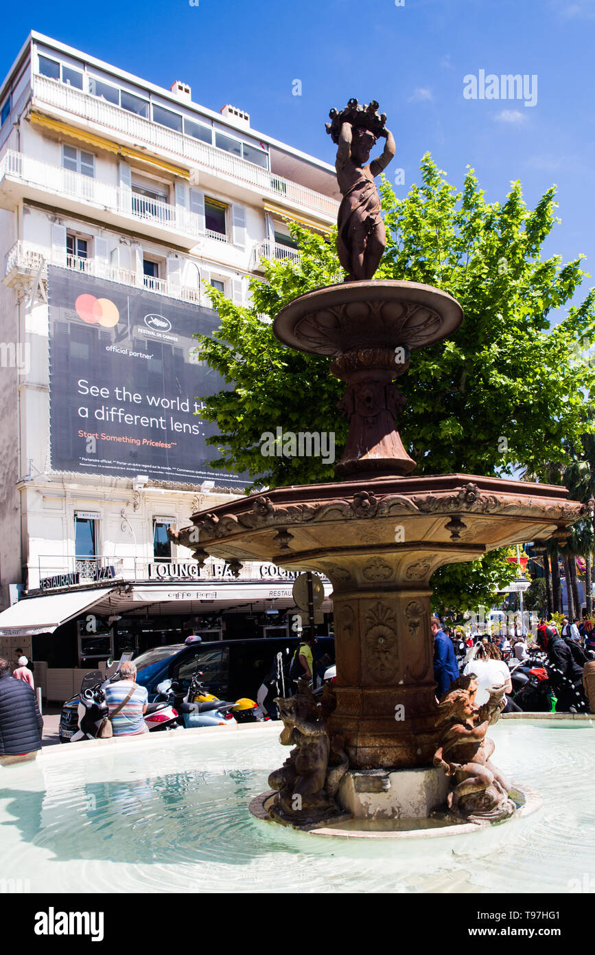 CANNES,FRANCIA-MAGGIO,16,2019: tabellone ufficiale del master card sponsor del festival del cinema di Cannes è visualizzato sulla facciata di un edificio in cannes Foto Stock