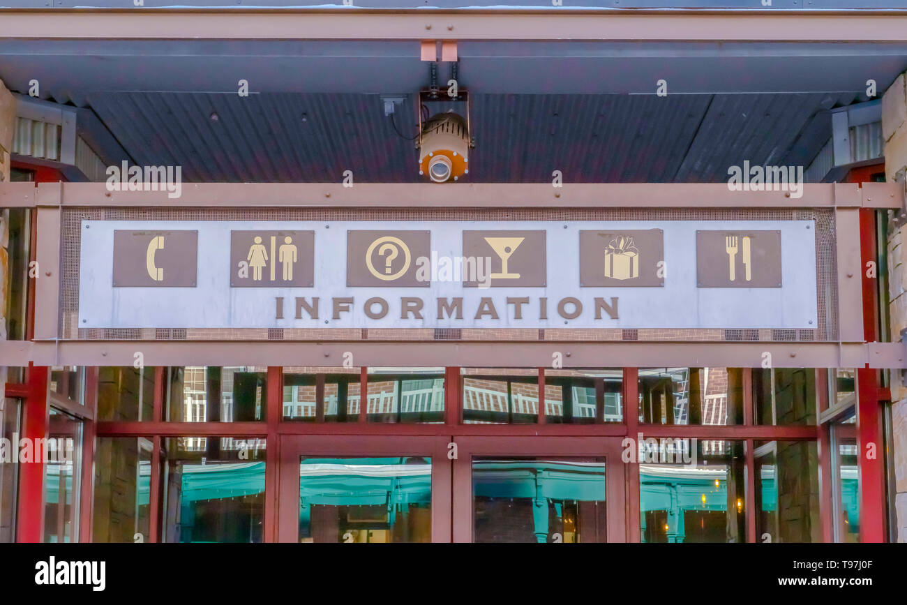Informazioni registrazione in entrata di un edificio riflettente con sportello in vetro Foto Stock