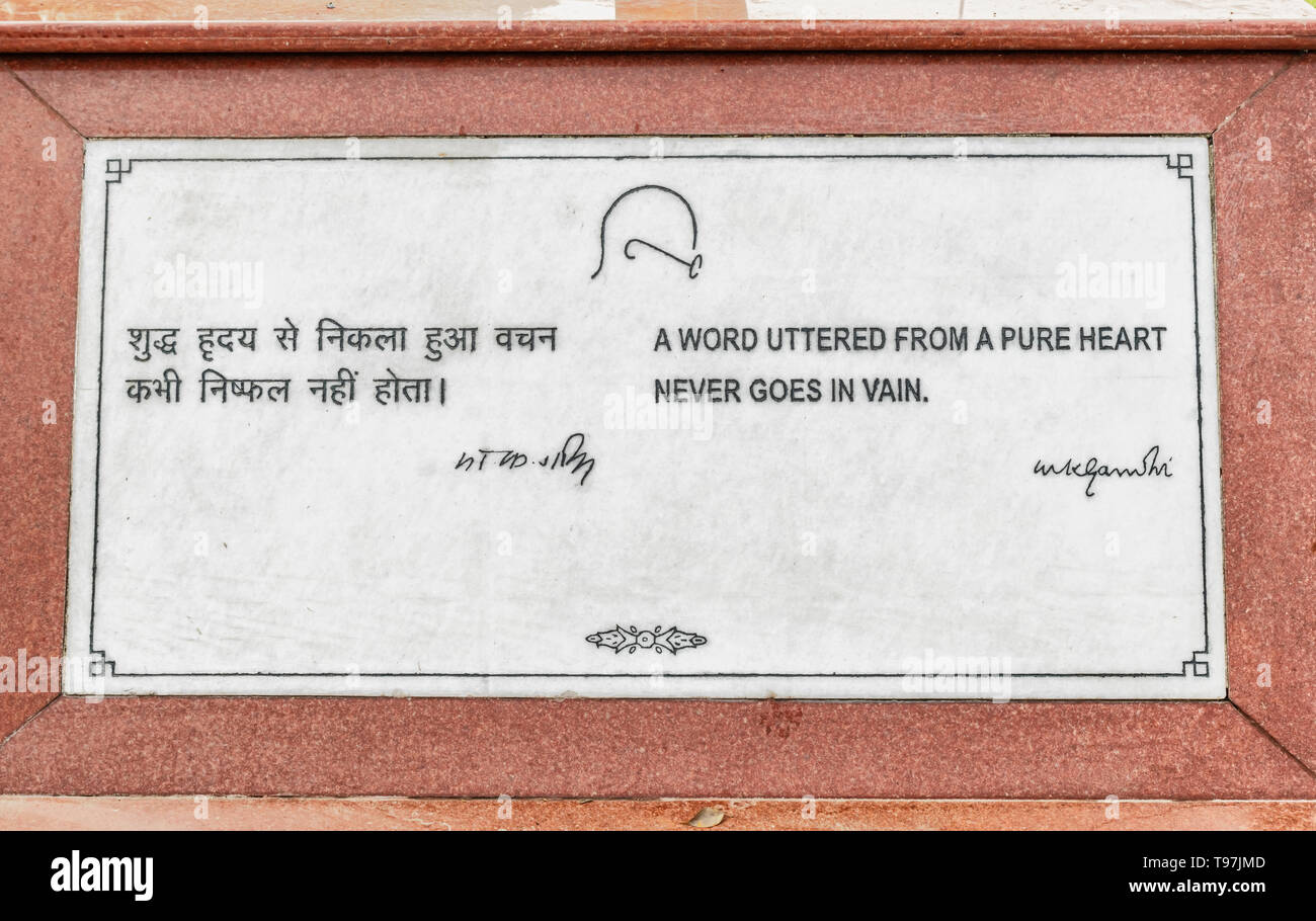 Delhi, India - Nov 11, 2018: cartello informativo con le parole di Gandhi scolpito in pietra di marmo nel Gandhi Memorial luogo a Rajghat New Delhi, India Foto Stock