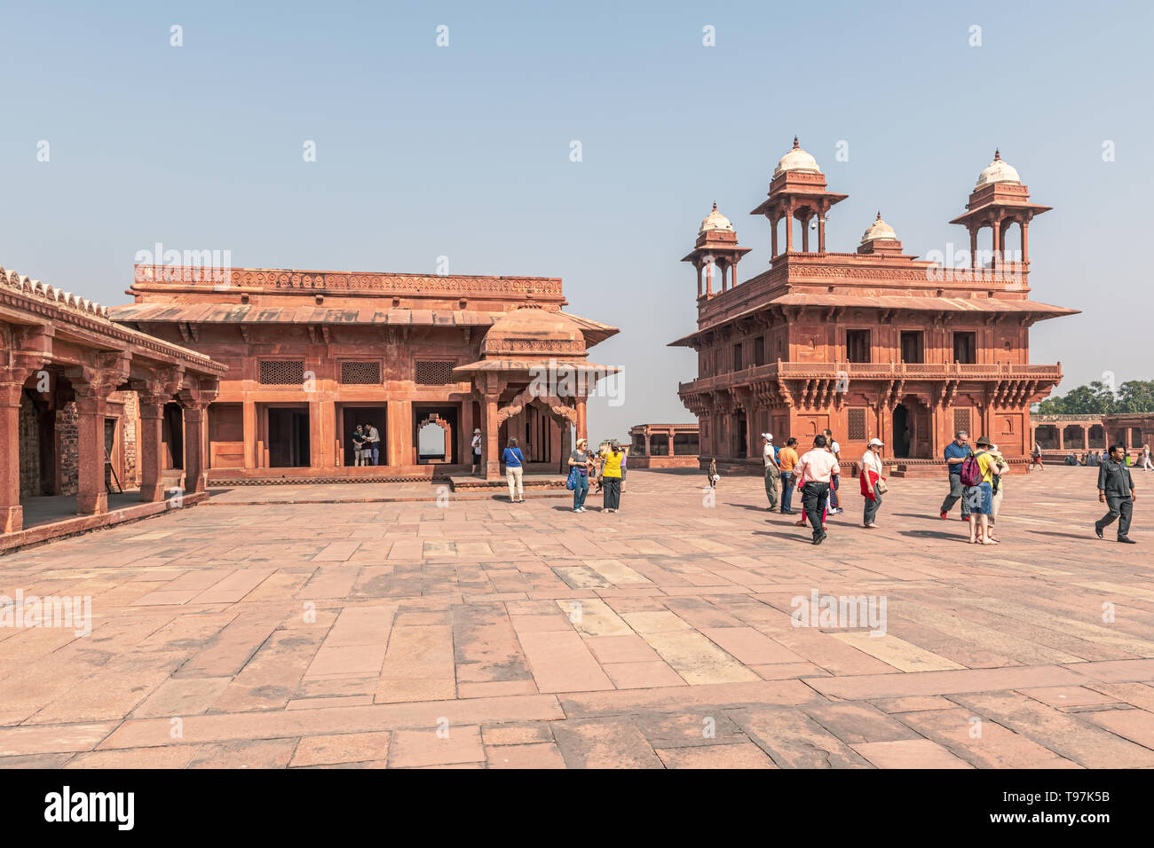 Agra, India - 20 Nov 2018: i turisti in visita a sala di udienza privata, abbandonati Mogul città costruita dal grande imperatore Mughal Akbar al fine XVI sec. Foto Stock
