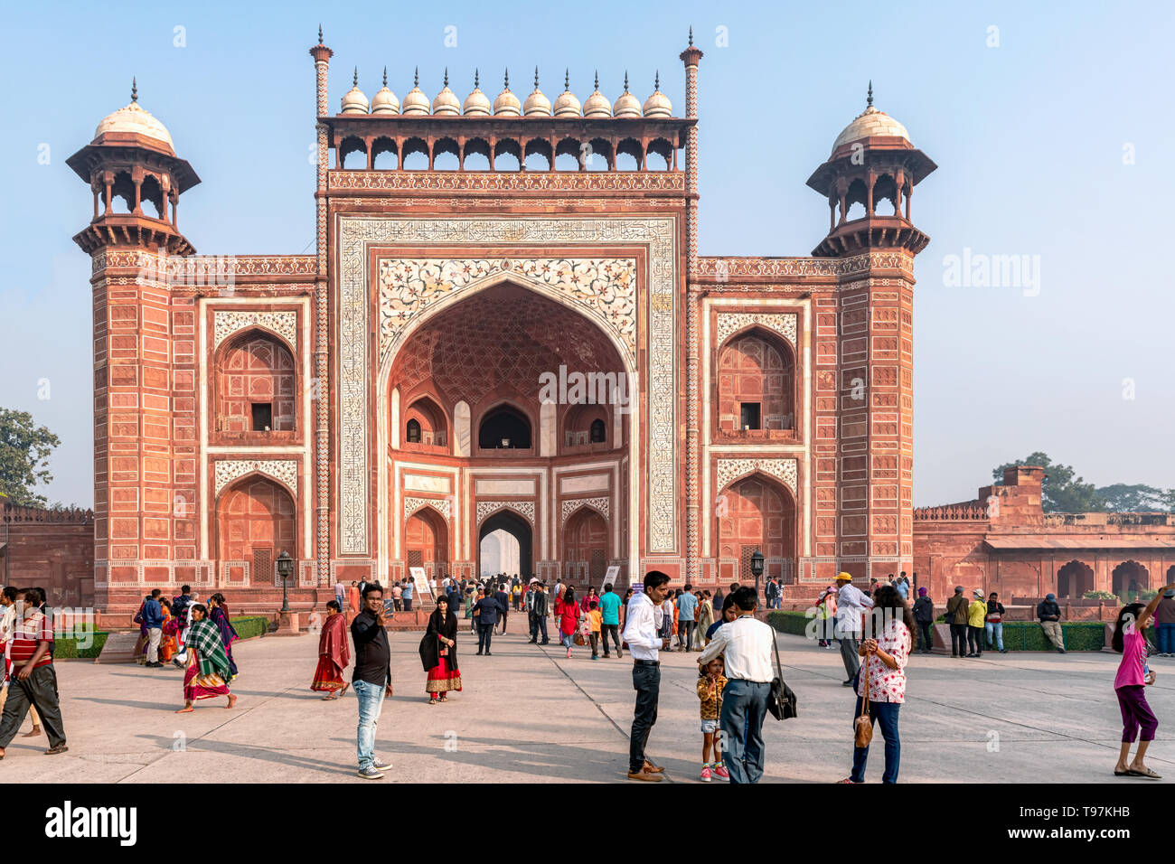 Agra, India - Nov 21, 2018: i turisti in visita a Taj Mahal costruire nel XVII secolo da con dossi imperatore Shah Jehan in memoria di sua moglie cara Mumtaz Mahal Foto Stock