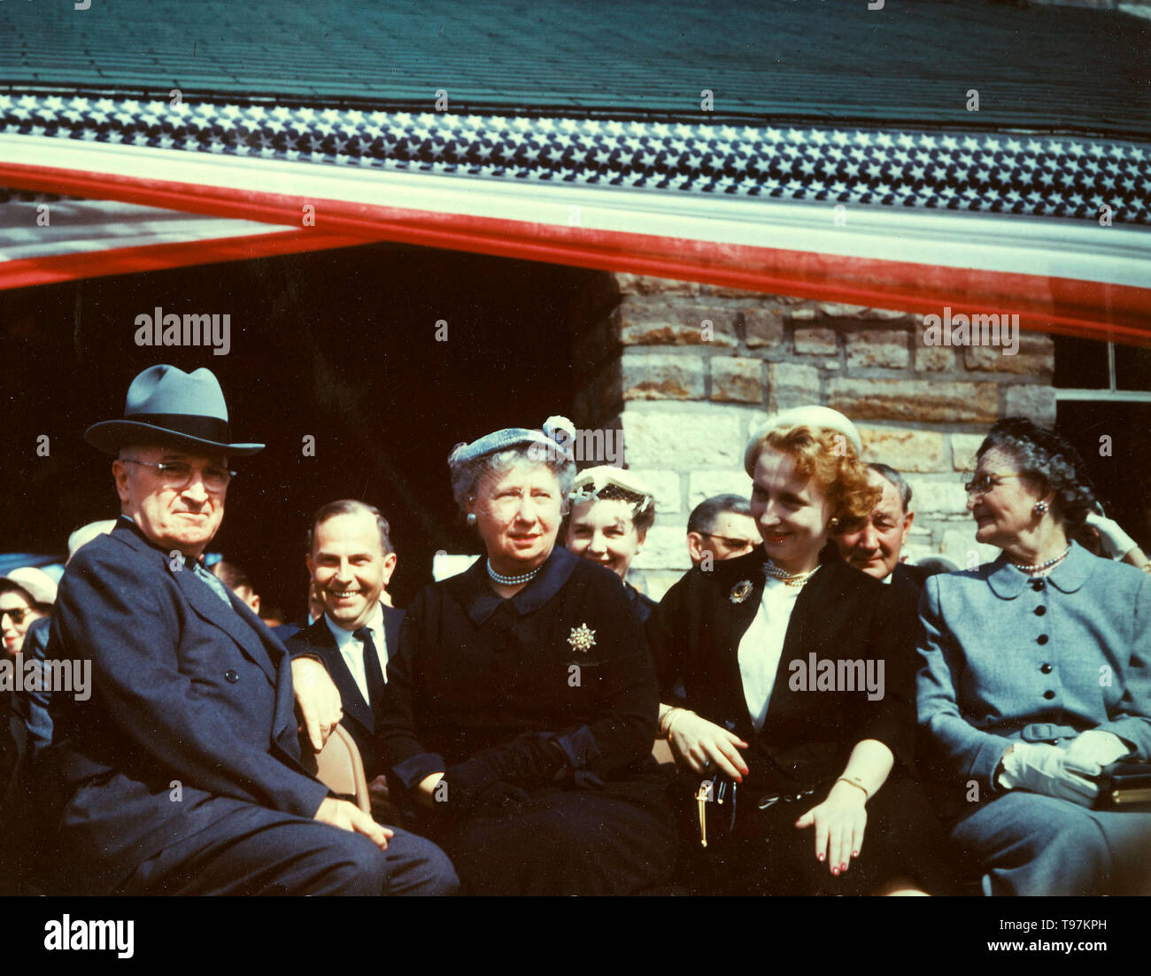 Truman Library rivoluzionaria, 05/08/1955 - Da sinistra a destra, ex presidente Harry Truman, la sig.ra Bess W. Truman, Margaret Truman e Mary Jane Truman a terra rompendo le cerimonie per la Harry Truman Library Foto Stock