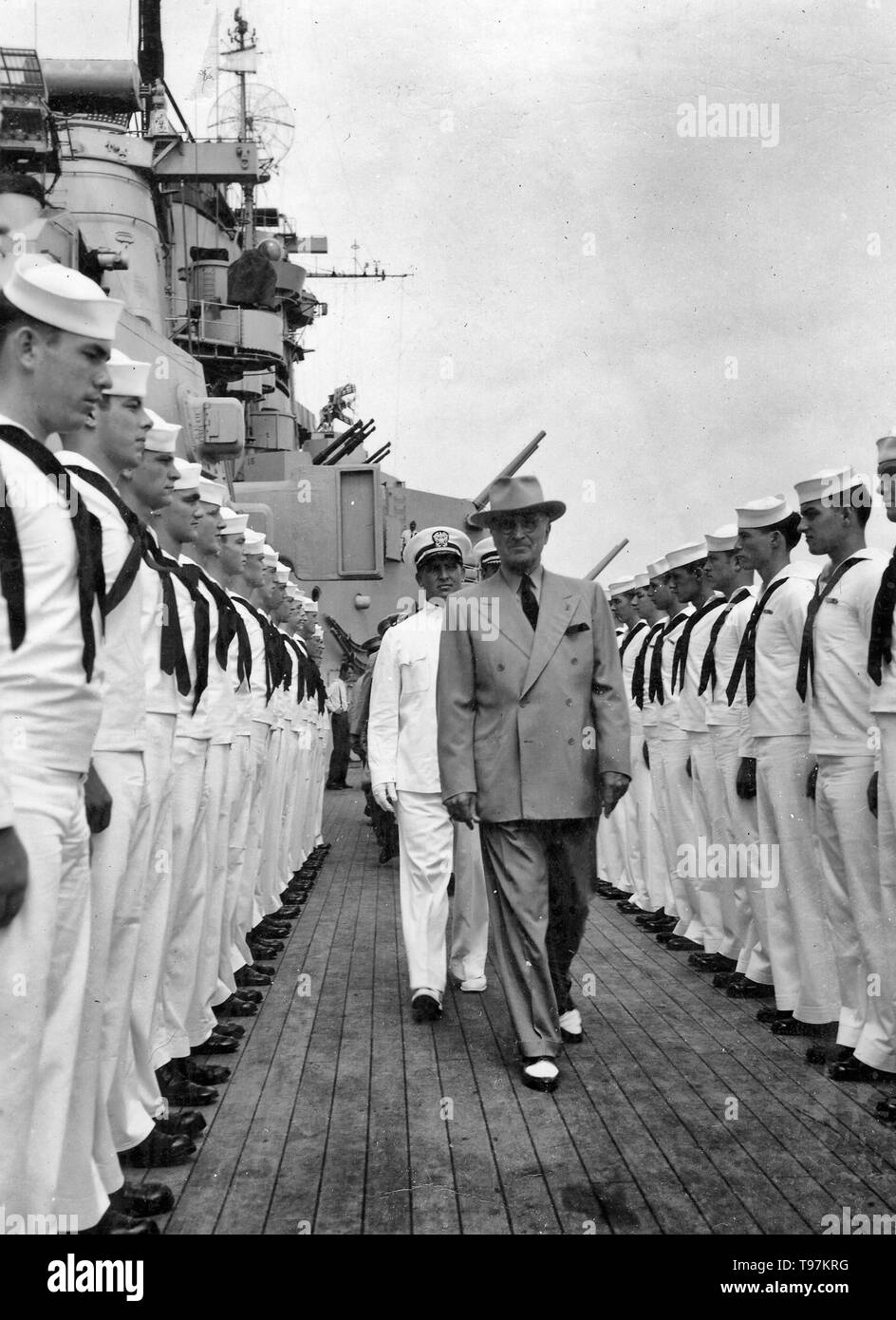 Fotografia del Presidente Harry Truman come egli ispeziona il personale dell'USS Missouri, ca. 09/08/1947 Foto Stock