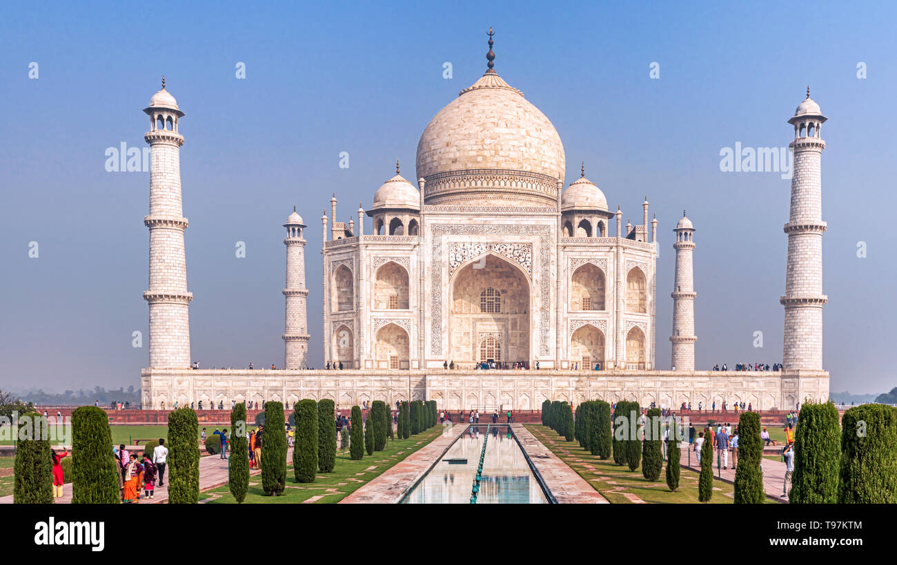 Agra, India - Nov 21, 2018: i turisti in visita a Taj Mahal costruire nel XVII secolo da con dossi imperatore Shah Jehan in memoria di sua moglie cara Mumtaz Mahal Foto Stock