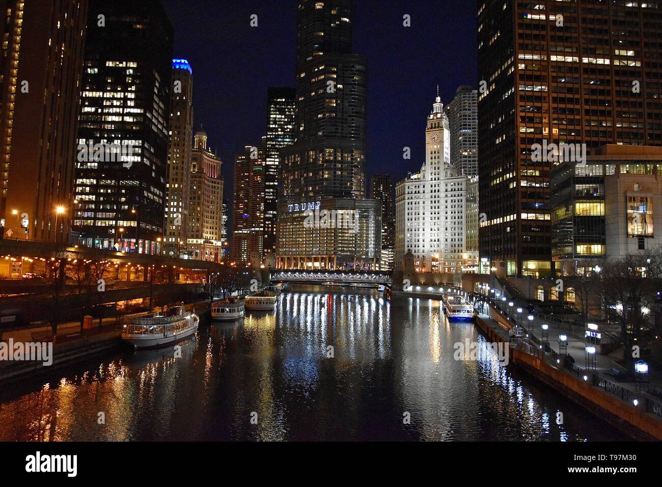 Chicago iconici Wrigley Building lungo il fiume Chicago nel vicino al lato nord di fronte il Chicago Tribune Building sul Magnificent Mile, il Foto Stock