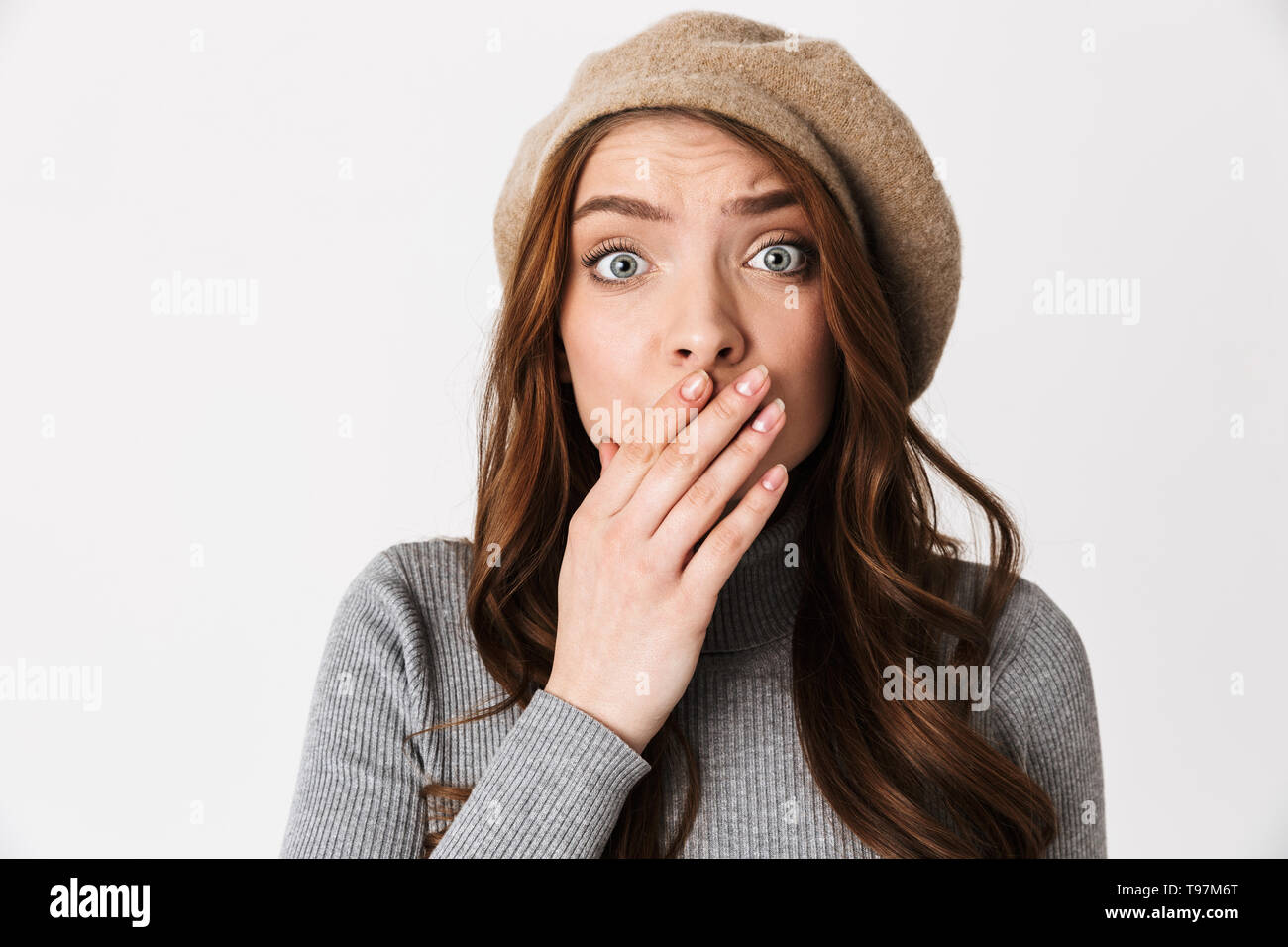 Ritratto di closeup donna terrorizzata 30s indossando hat urlando e bocca di copertura isolato su sfondo bianco Foto Stock