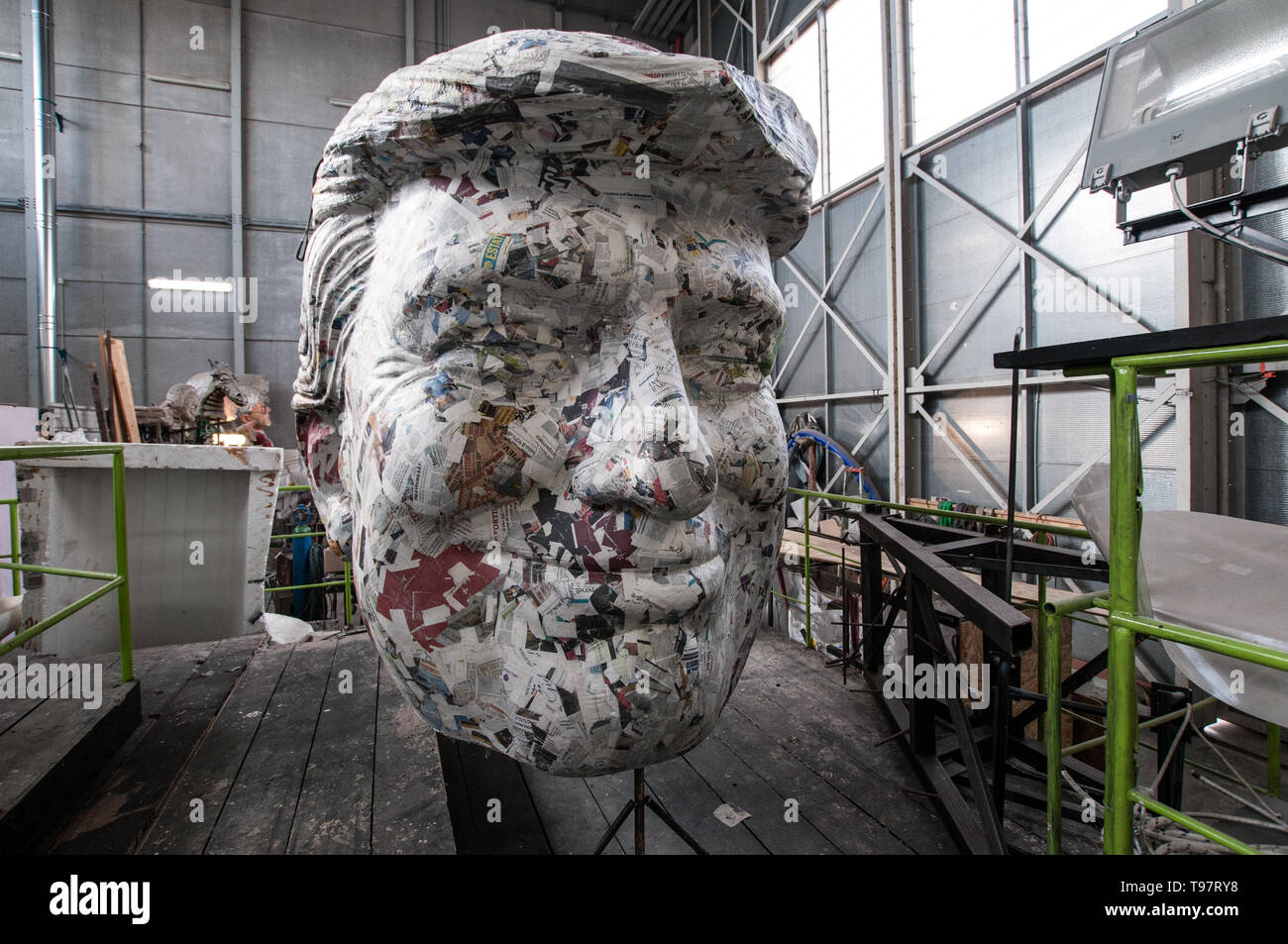 Luca Bertozzi. La faccia del Presidente Trump realizzati in cartapesta Foto Stock