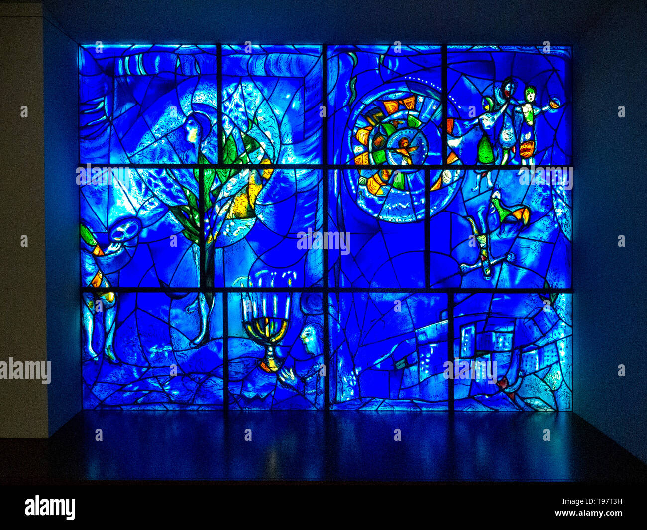 Sul display all'Art Institute of Chicago, artista Marc Chagall la vetrata 'American Windows' raffigurano le arti,storia americana e la skyline di Chicago come una celebrazione del bicentenario americano. Foto Stock