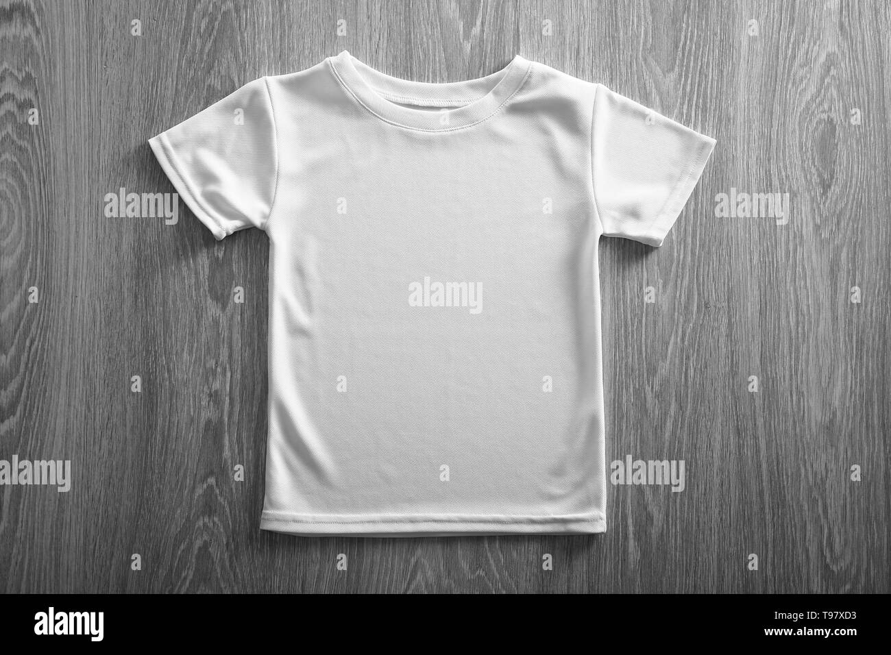 Blank t-shirt bianco su sfondo di legno Foto Stock