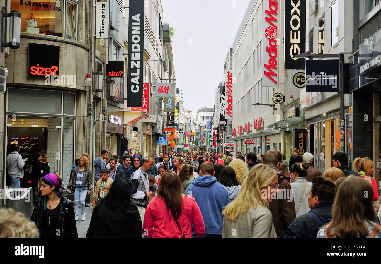Affollata strada commerciale di Colonia Germania Foto Stock