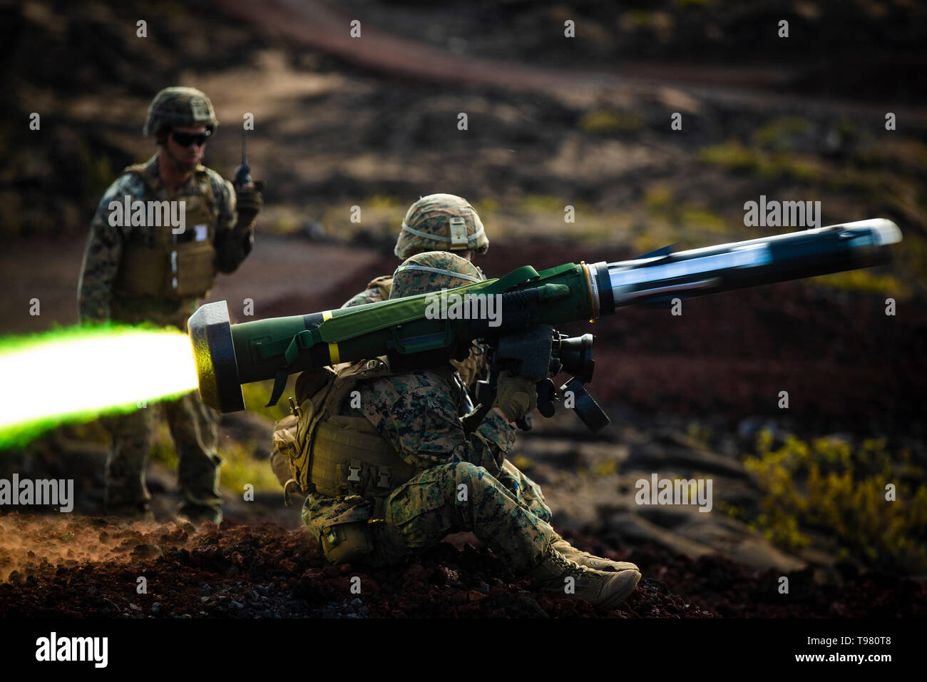 Un U.S. Marine combinato con il Team Anti-Armor, armi Company, 2° Battaglione, 3° Reggimento Marine, incendi una spalla cotta Javelin missile durante l'esercizio Bougainville II su serie 20A, Pohakuloa Area Formazione, Hawaii, 15 maggio 2019. Bougainville II è la seconda fase di pre-implementazione formazione condotta dal battaglione al fine di migliorare la coesione unità e Combat Readiness. (U.S. Marine Corps photo by Lance Cpl. Giacobbe Wilson) Foto Stock