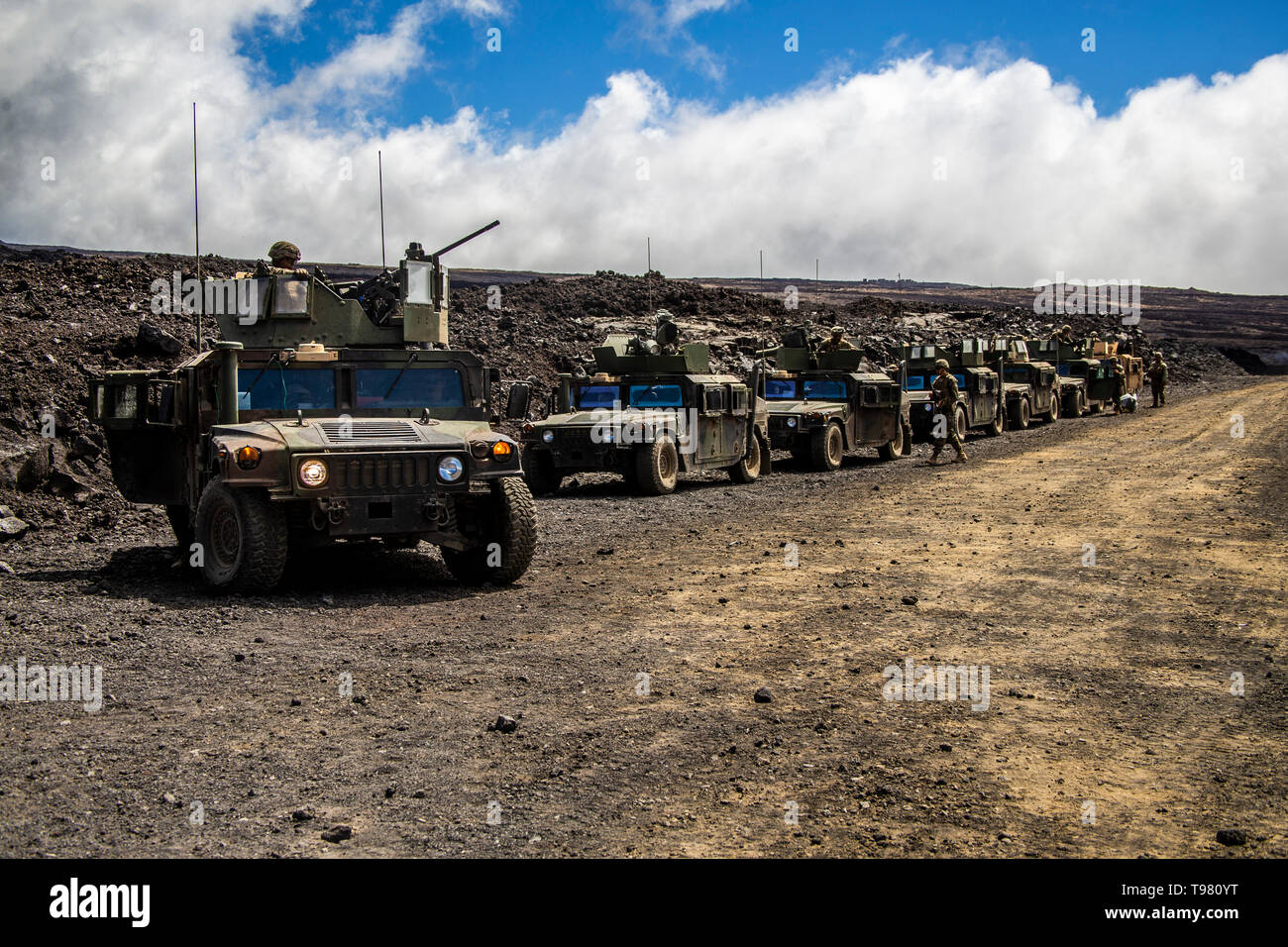 Stati Uniti Marines con combinato Team Anti-Armor, armi Company, 2° Battaglione, 3° Reggimento Marine, preparare per il movimento durante l'esercizio Bougainville II su serie 20A, Pohakuloa Area Formazione, Hawaii, 15 maggio 2019. Bougainville II è la seconda fase di pre-implementazione formazione condotta dal battaglione al fine di migliorare la coesione unità e Combat Readiness. (U.S. Marine Corps photo by Lance Cpl. Giacobbe Wilson) Foto Stock