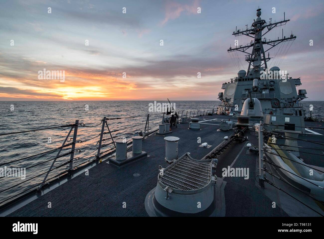 190514-N-TI693-0171 OCEANO ATLANTICO (14 maggio 2019) - Il Arleigh Burke-class guidato-missile destroyer USS Carney (DDG 64) transita anche se l'Oceano Atlantico durante il formidabile schermo 19, 14 maggio 2019. Protezione formidabile è progettato per migliorare l'interoperabilità degli alleati in un live-fuoco aria integrato e la difesa missilistica ambiente, utilizzando il comando della NATO e il reporting di controllo delle strutture. (U.S. Foto di Marina di Massa lo specialista di comunicazione di prima classe grigio Fred IV/rilasciato) Foto Stock