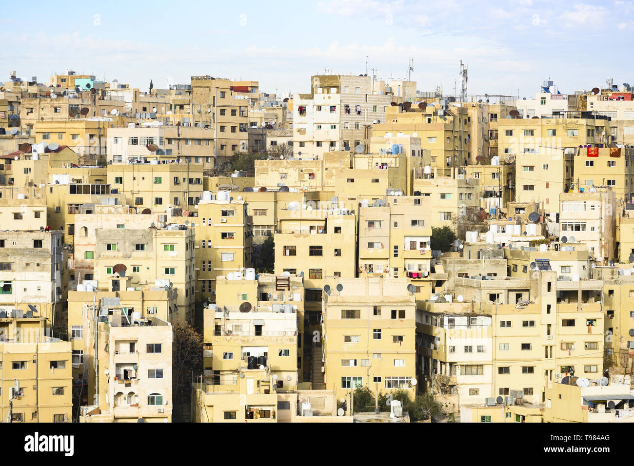 Vista ravvicinata di alcuni edifici residenziali visto dalla cittadella di Amman in Giordania. La Cittadella di Amman è un sito storico di Amman, Giordania. Foto Stock