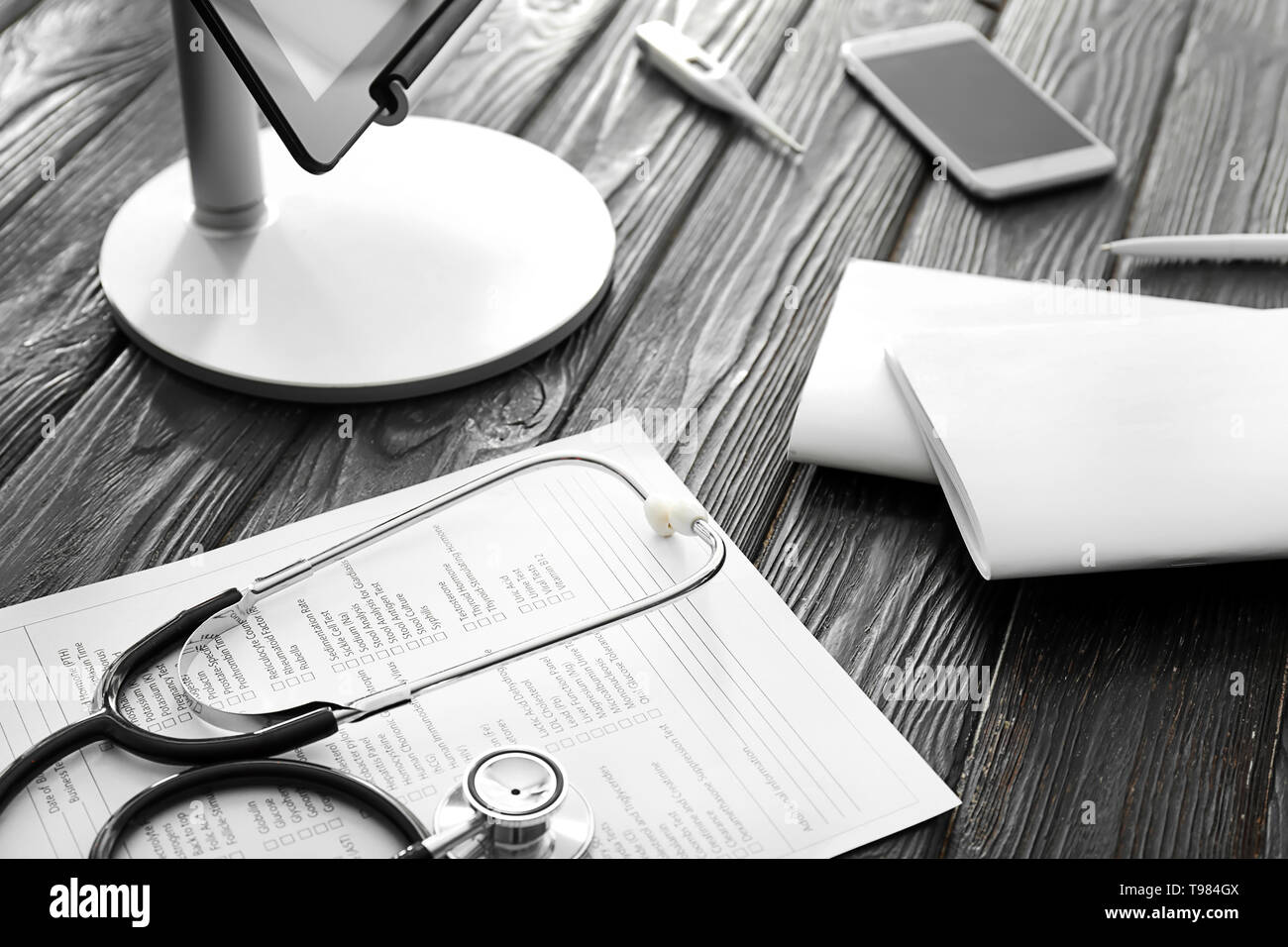 Test di laboratorio modulo di richiesta con lo stetoscopio e il computer sul tavolo. Health care concept Foto Stock