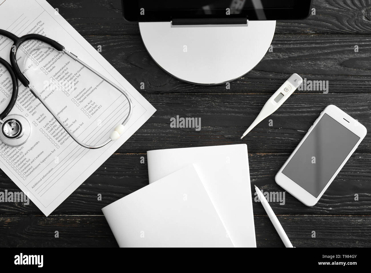 Medico sul posto di lavoro con i dispositivi e i test di laboratorio modulo di richiesta. Health care concept Foto Stock