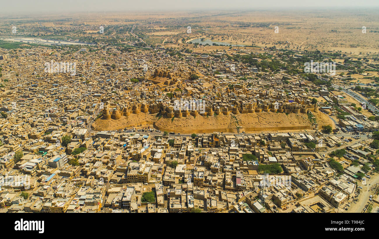 Vista aerea della città di Jaisalmer, Jaisalmer Fort, Golden City, Golden Fort, Rajasthan, India, turismo, sfondo - Immagine Foto Stock