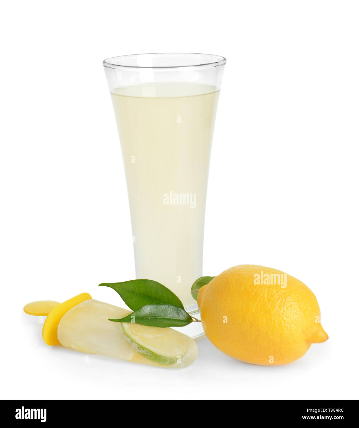 Bicchiere di limonata fresca con ghiaccioli su sfondo bianco Foto Stock