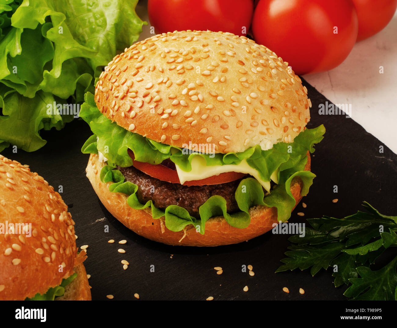 Close-up di fatto in casa hamburger con insalata e pomodori Foto Stock
