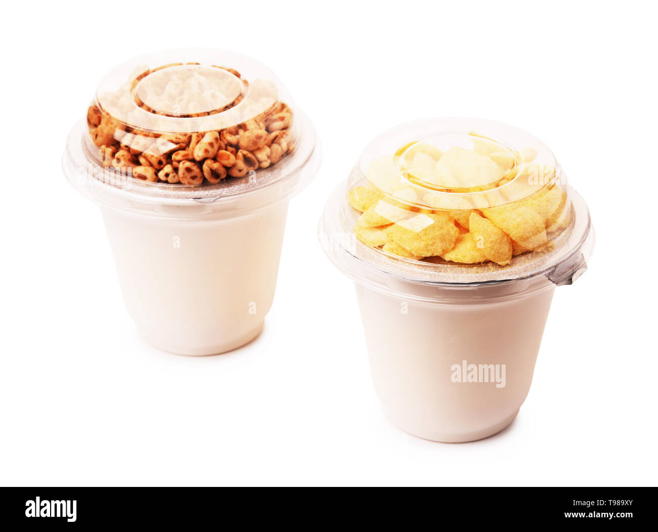 Yogurt in confezione con riso soffiato e fiocchi, mock-up isolato su uno sfondo bianco Foto Stock