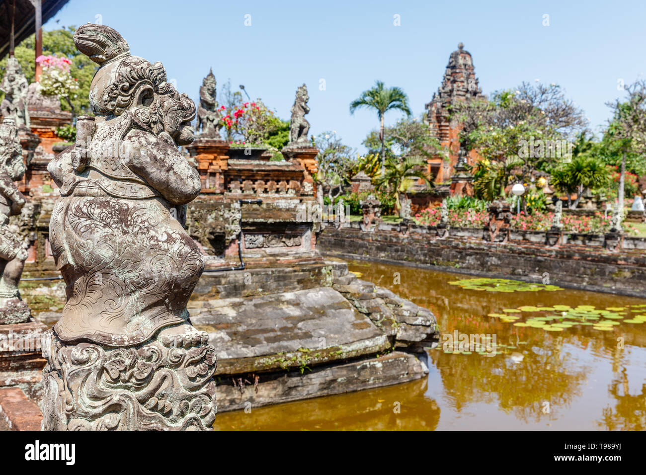 Scolpite statue di pietra a Taman Gili Kertha Gosa, resti di un palazzo reale. Semarapura, Klungkung, Bali, Indonesia. Foto Stock