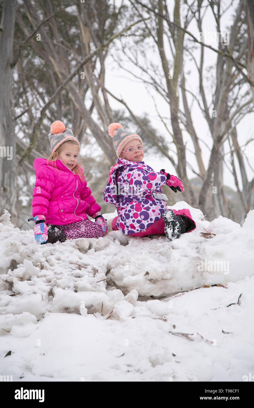 Le ragazze a giocare nella neve Foto Stock